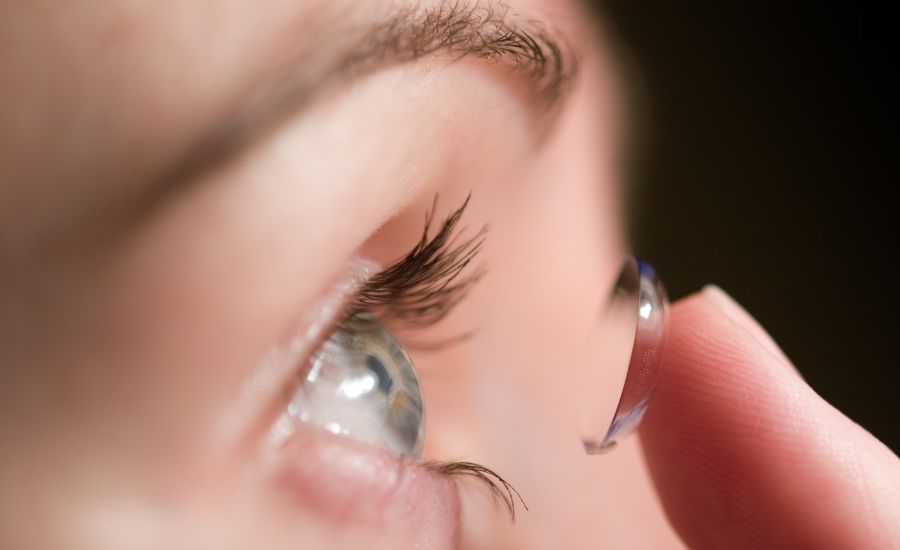 femme utilisant des lentilles de contact