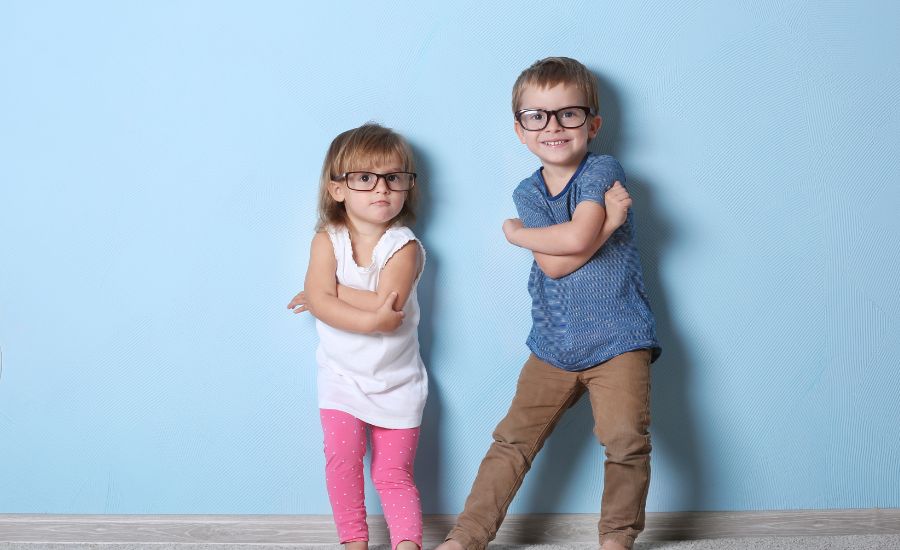2 enfants portants des lunettes de vues