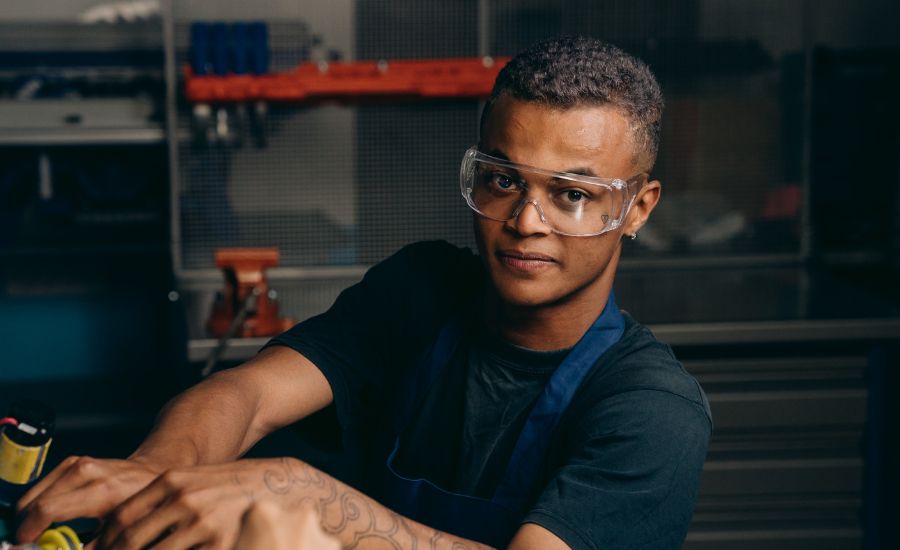 ouvrier travaillant avec des lunettes de sécurité