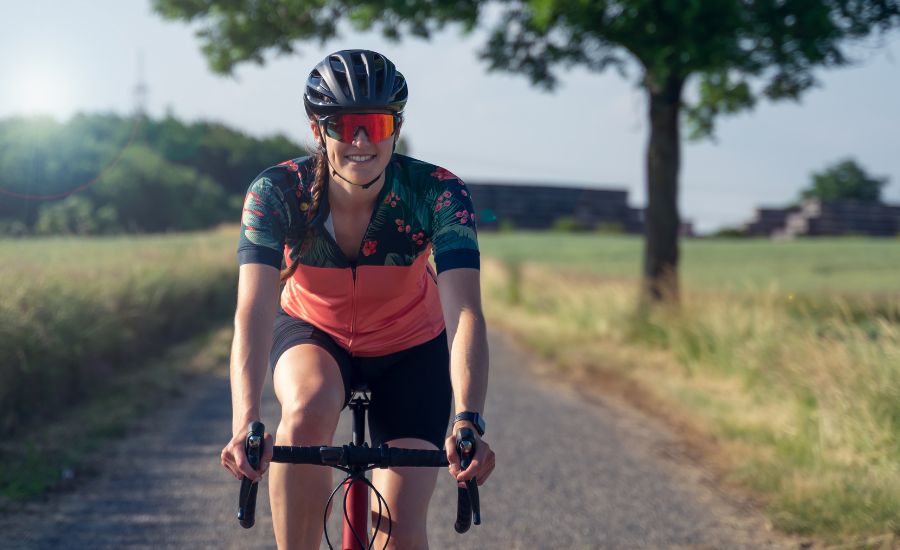 femme faisant du velo avec des lunettes pour sportifs de chez Green Optic