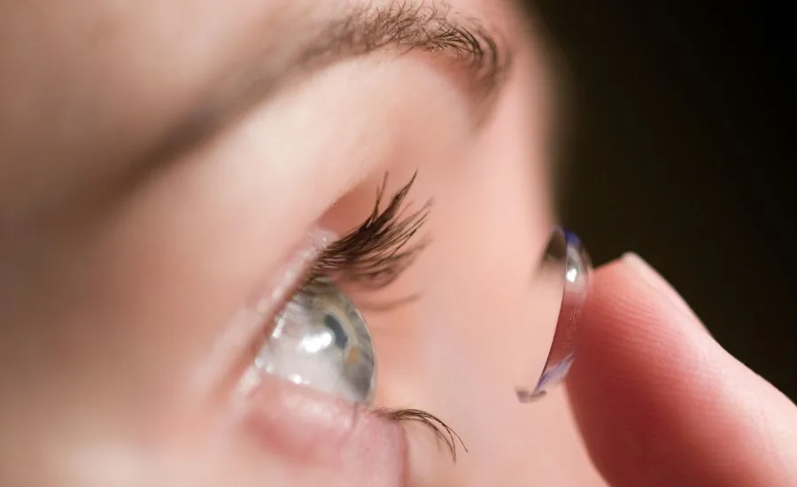 femme utilisant des lentilles de contact